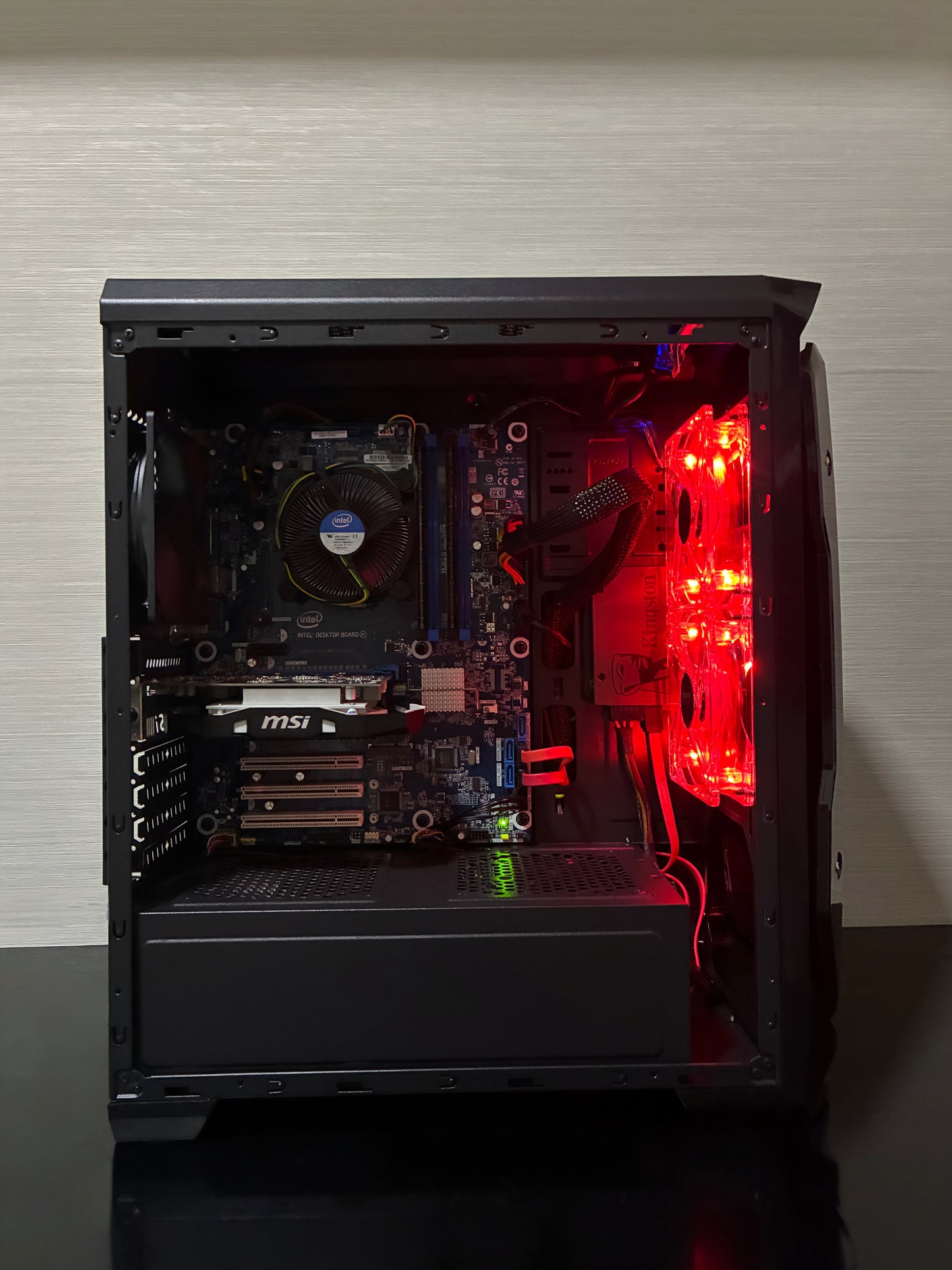 Interior PC Bueno Storm V2 cu procesor i7 4770, placă video NVIDIA GTX 1050 și memorii Kingston.