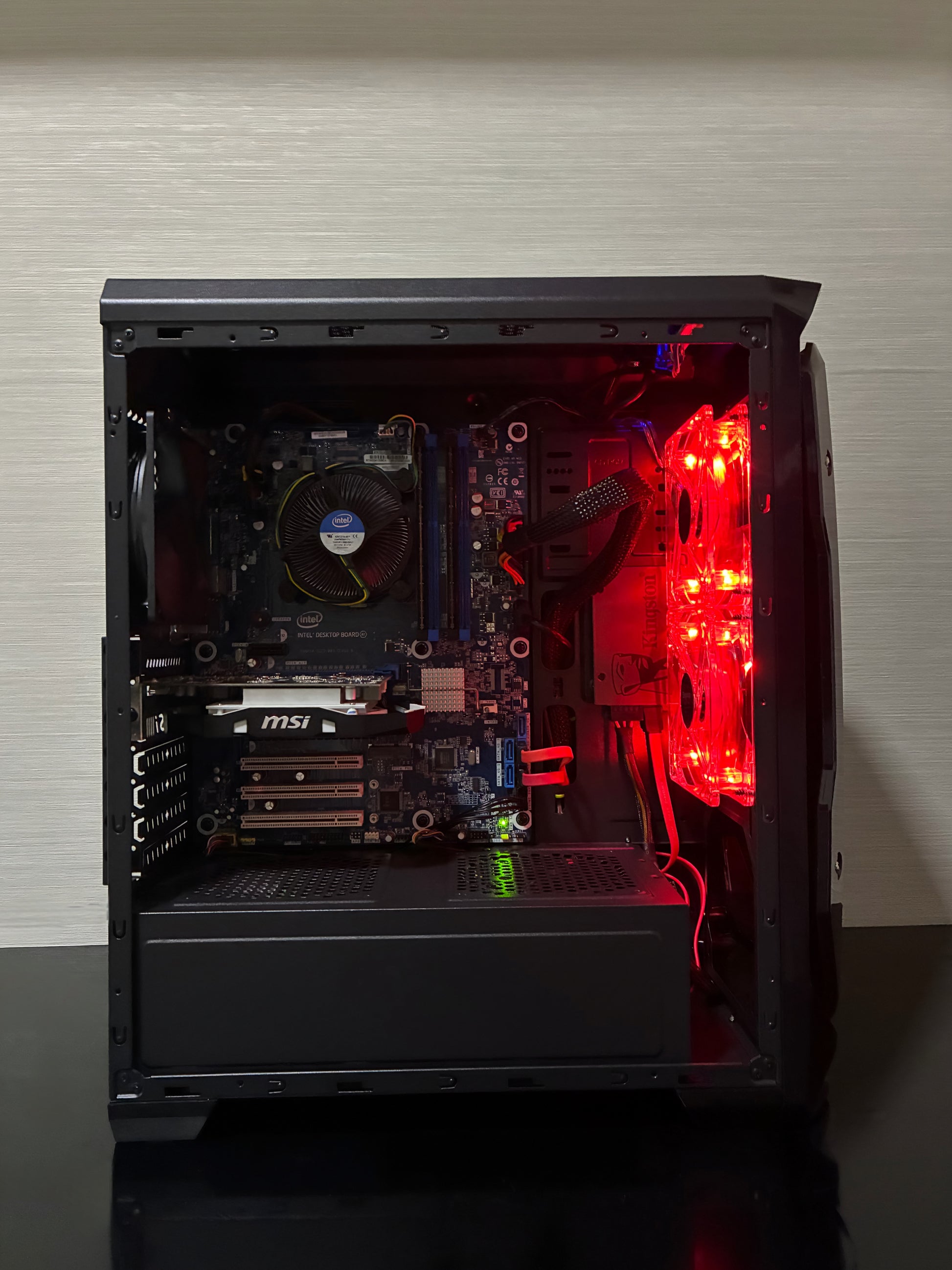 Interior PC Bueno Storm V2 cu procesor i7 4770, placă video NVIDIA GTX 1050 și memorii Kingston.