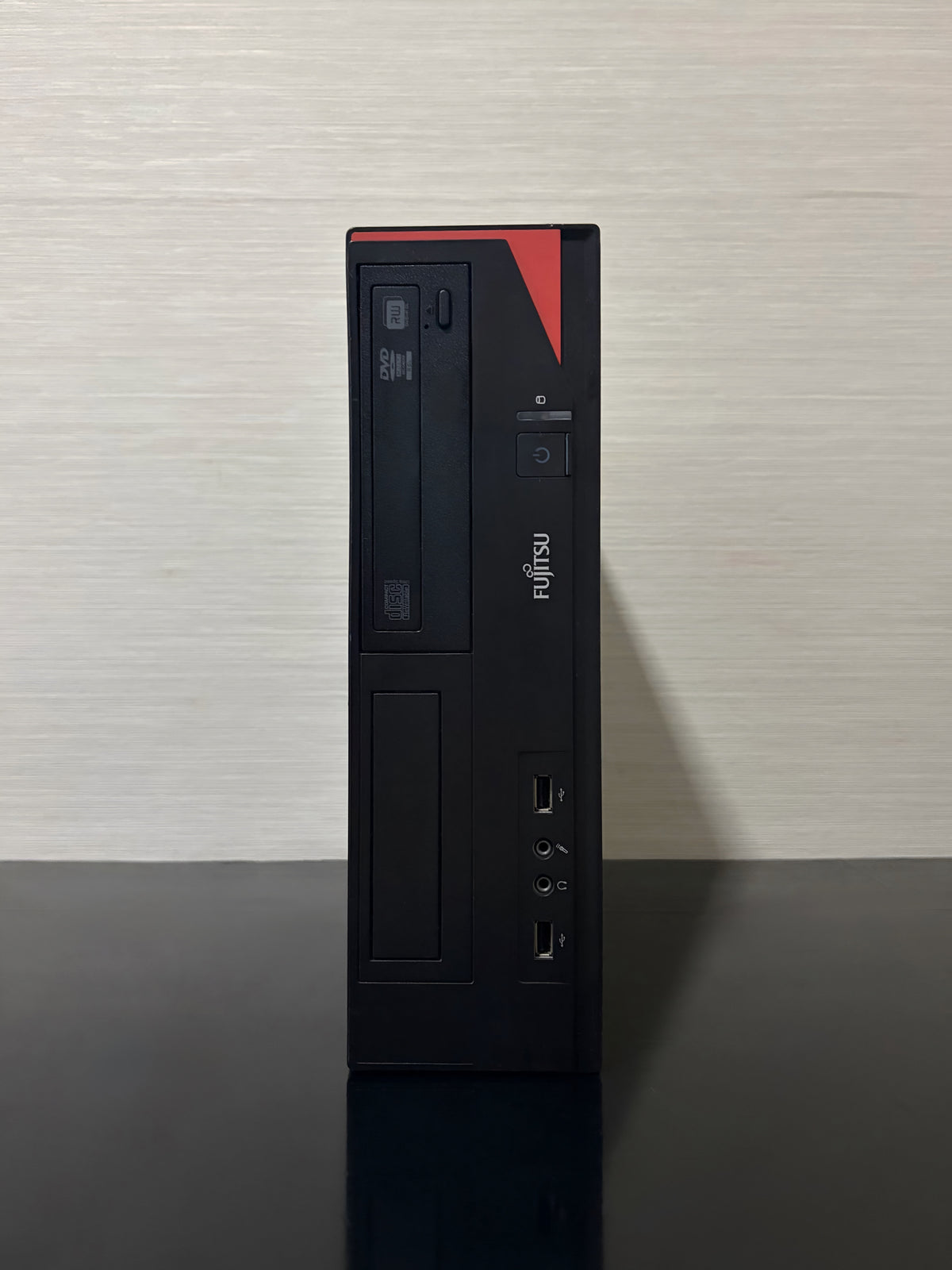 Unitate PC Refurbished Fujitsu Esprimo SFF compactă, vedere frontală pe birou