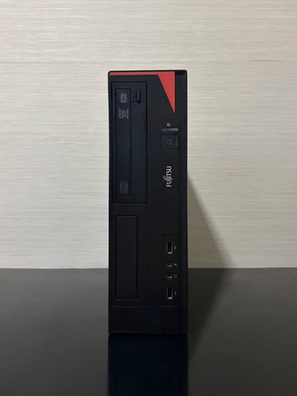 Unitate PC Refurbished Fujitsu Esprimo SFF compactă, vedere frontală pe birou