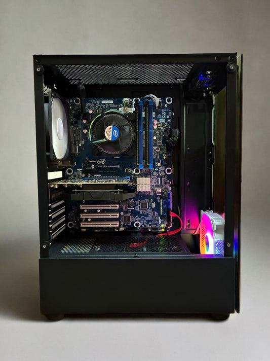 Interior PC Gaming Bueno Bee V2 cu placă video MSI GTX 1050 Ti, SSD Samsung și sursă Corsair Semi-modulară.