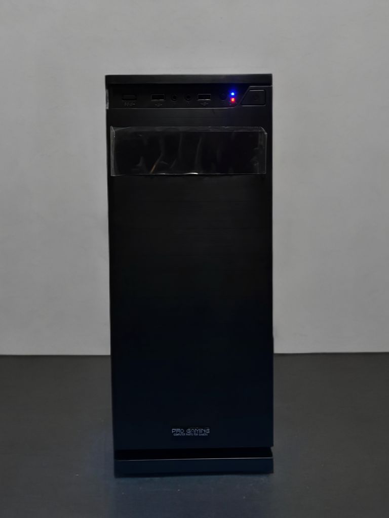 nterior PC Gaming cu placă de bază Gigabyte Z97, răcire CPU aftermarket JMK și sursă Seasonic 80 PLUS Gold.