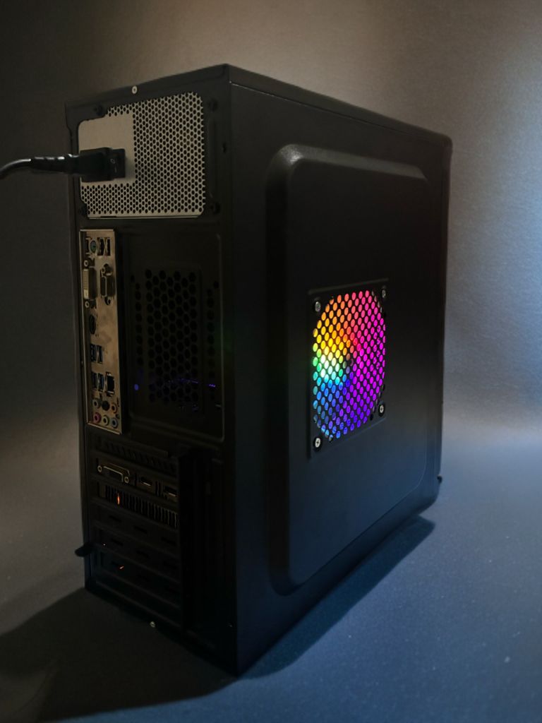 Carcasă Pro Gaming Alpha cu stocare rapidă SSD și HDD 500GB pentru jocuri eSports.