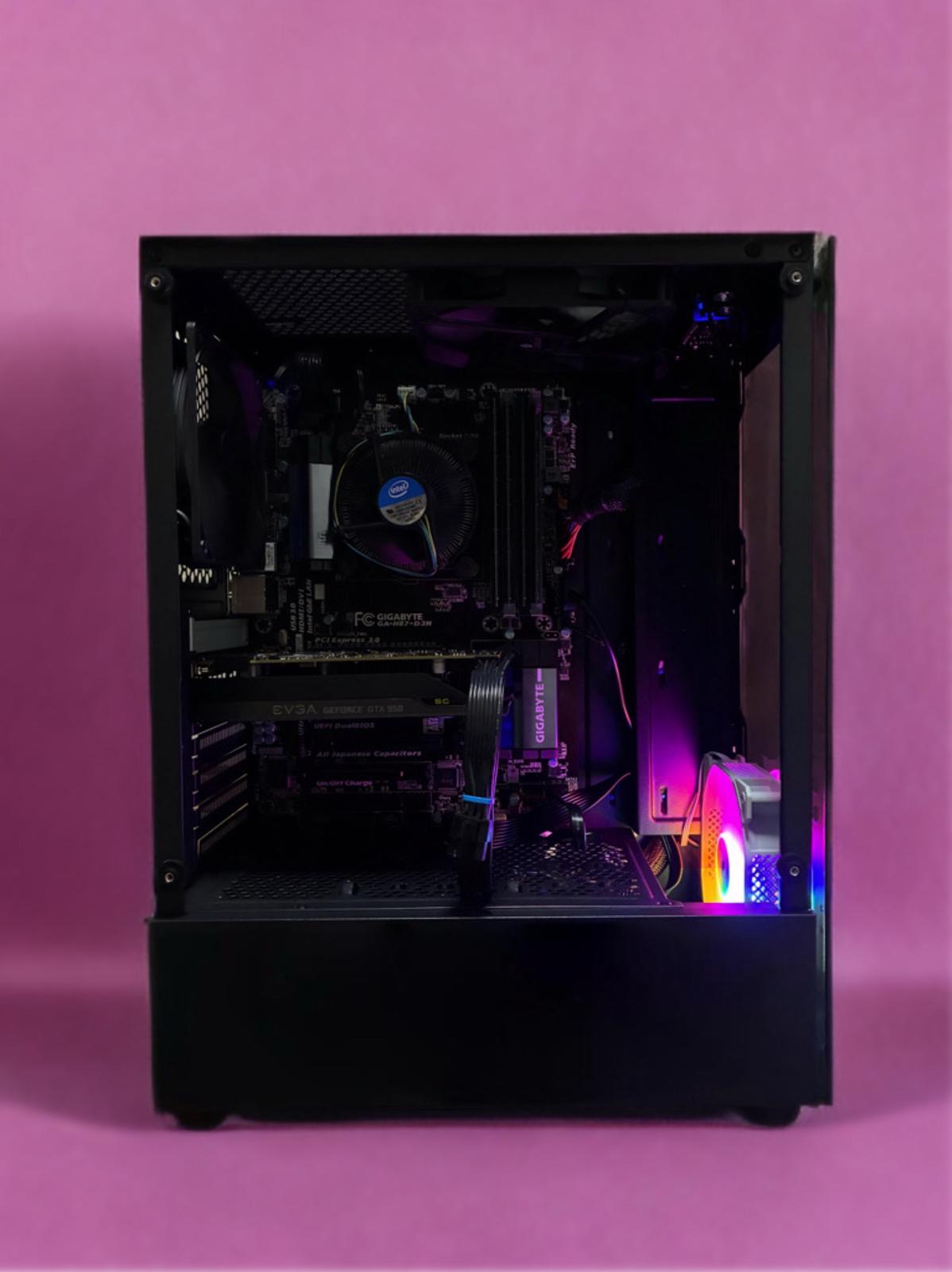 Placă video Asus Strix GTX 960 OC cu două ventilatoare în sistemul gaming Bueno Bee V1 și SSD Samsung.