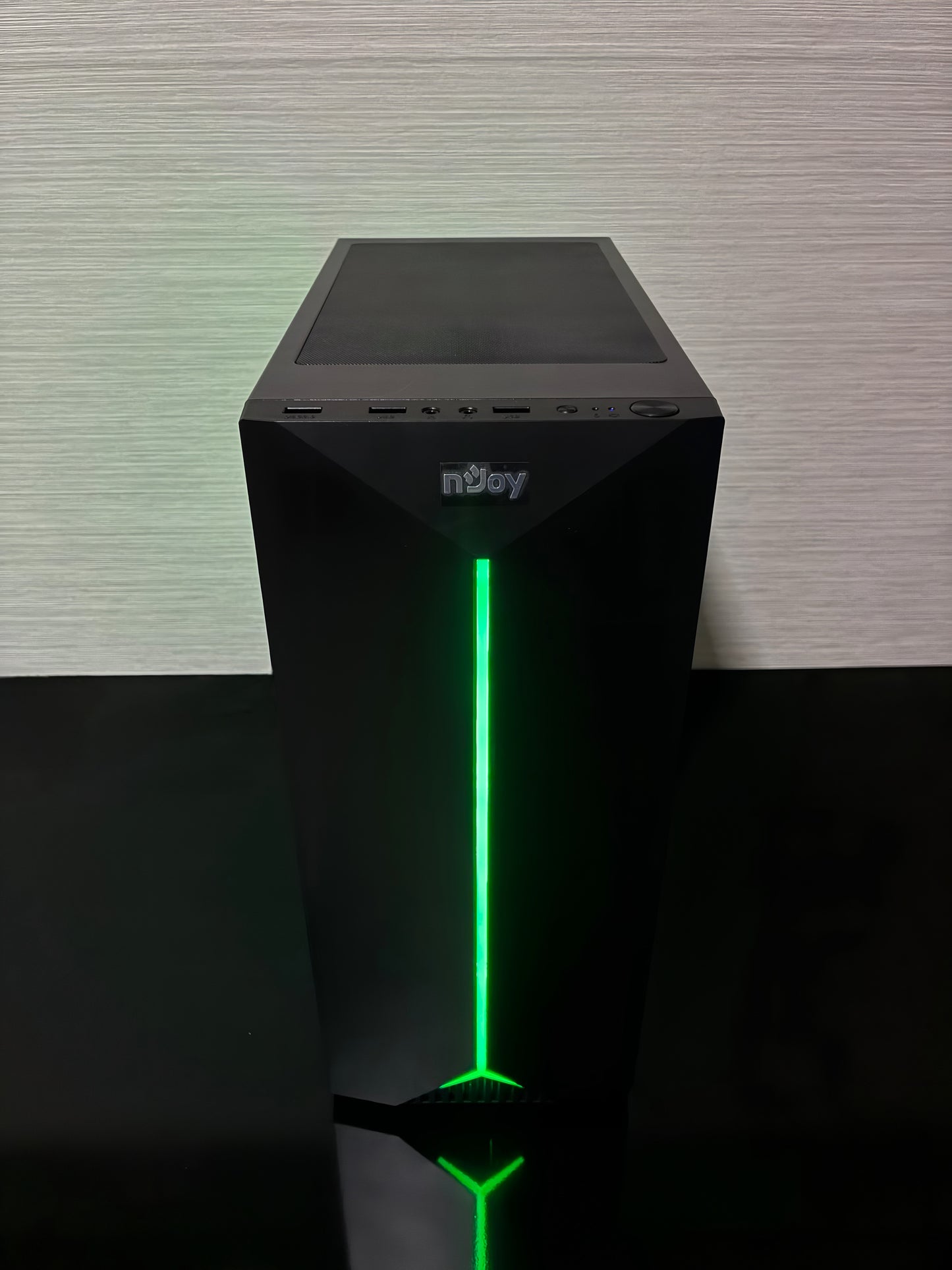 Interior PC prezentând configurația hibridă cu SSD pentru viteză și HDD de 1TB pentru stocare masivă.
