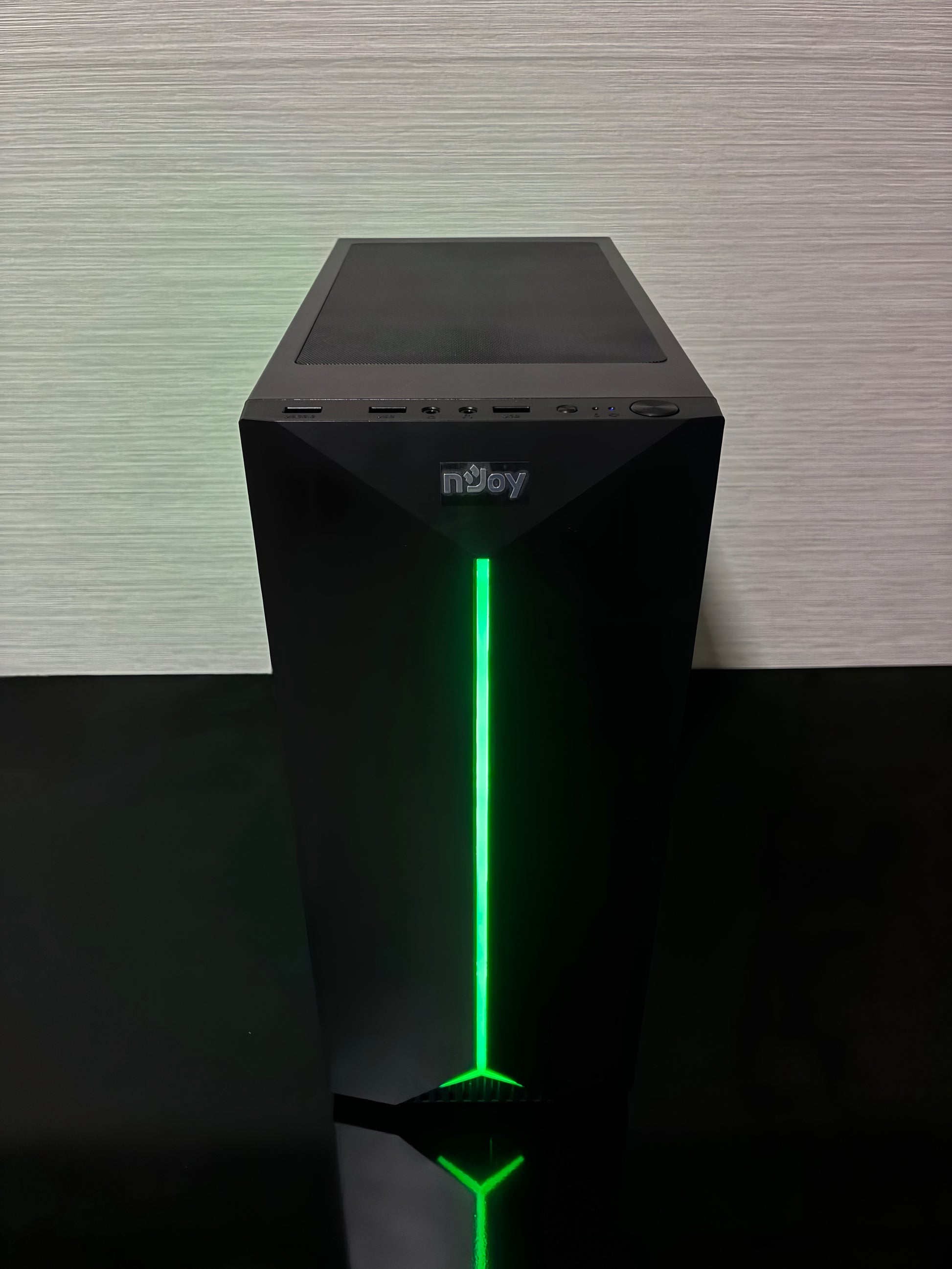 Interior PC prezentând configurația hibridă cu SSD pentru viteză și HDD de 1TB pentru stocare masivă.
