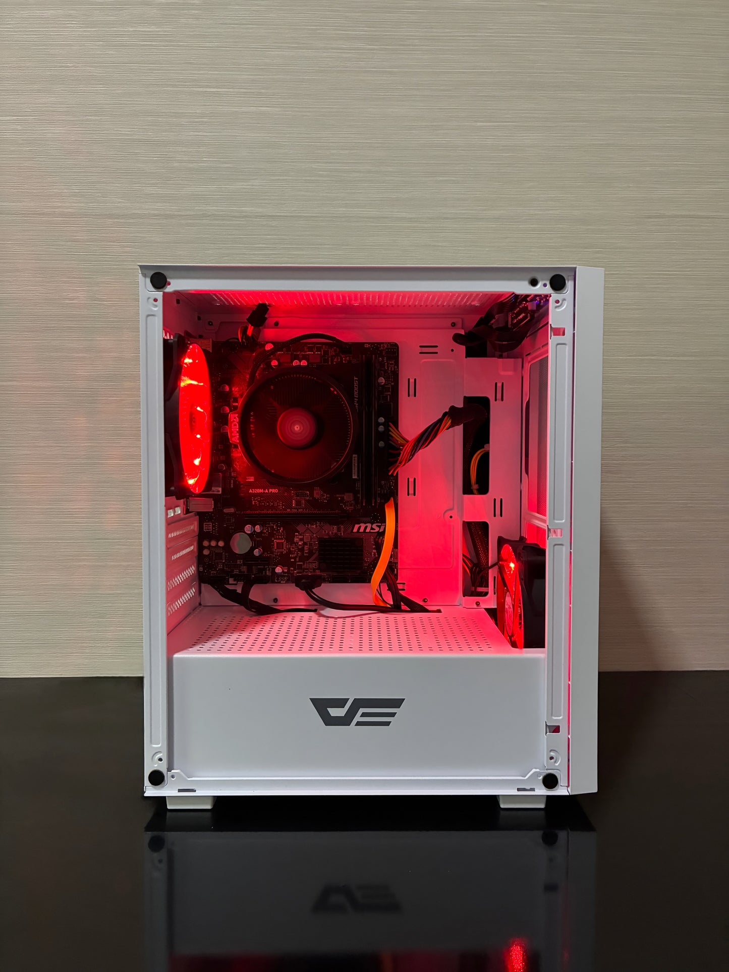 Interior sistem Bueno Elite V4 echipat cu procesor Ryzen 5 3400G.