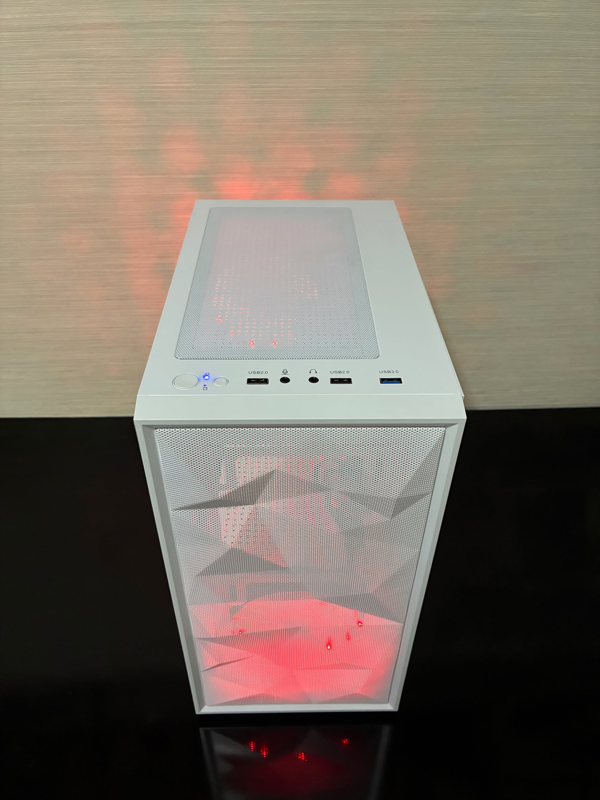 Detaliu ventilatoare Floston cu iluminare roșie pe calculator gaming performant.