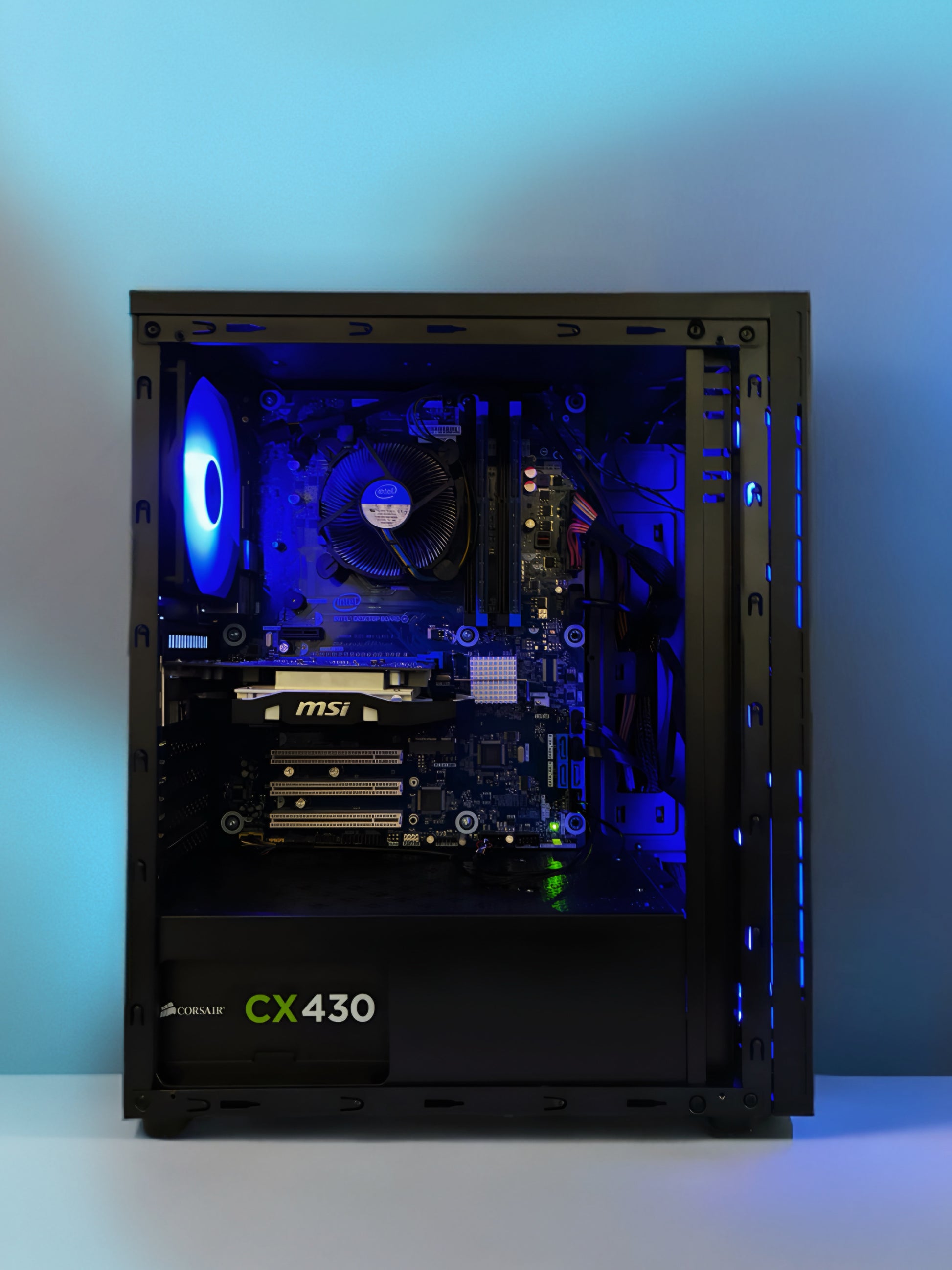 PC de performanță Bueno Lucky V2 cu procesor Intel Core i7-4770 și stocare duală SSD-HDD.
